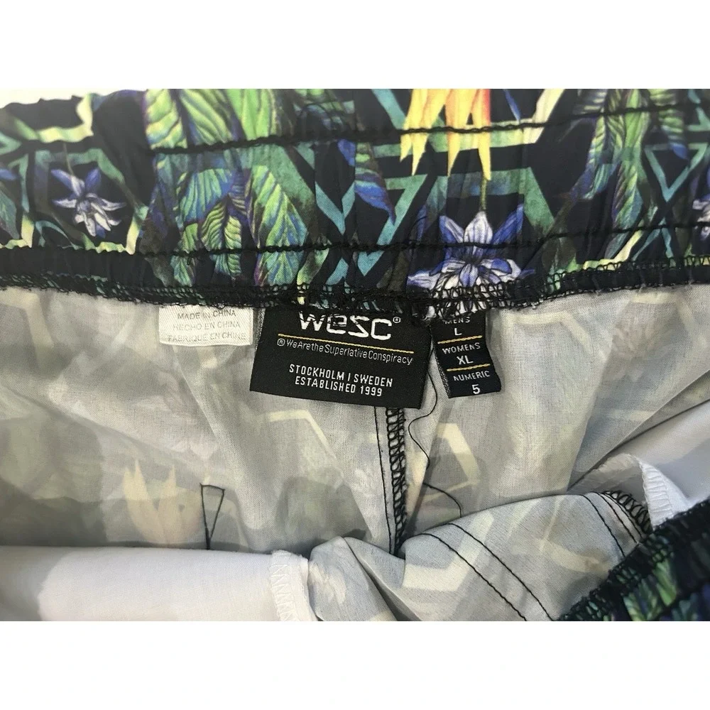 WESC Swim Shorts Trunks Unisex L/XL Bird Paradise Floral Tropical Beach Vacation